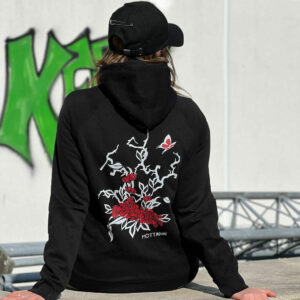 Der Frühling ist ähnlich da. Feier ihn mit unserem Sakura Hoodie in schwarz. Den Kirschblüten Hoodie gibt es auch in weiß.